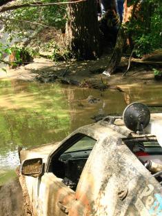20070104153217_FullySubmergedJeep.wm
